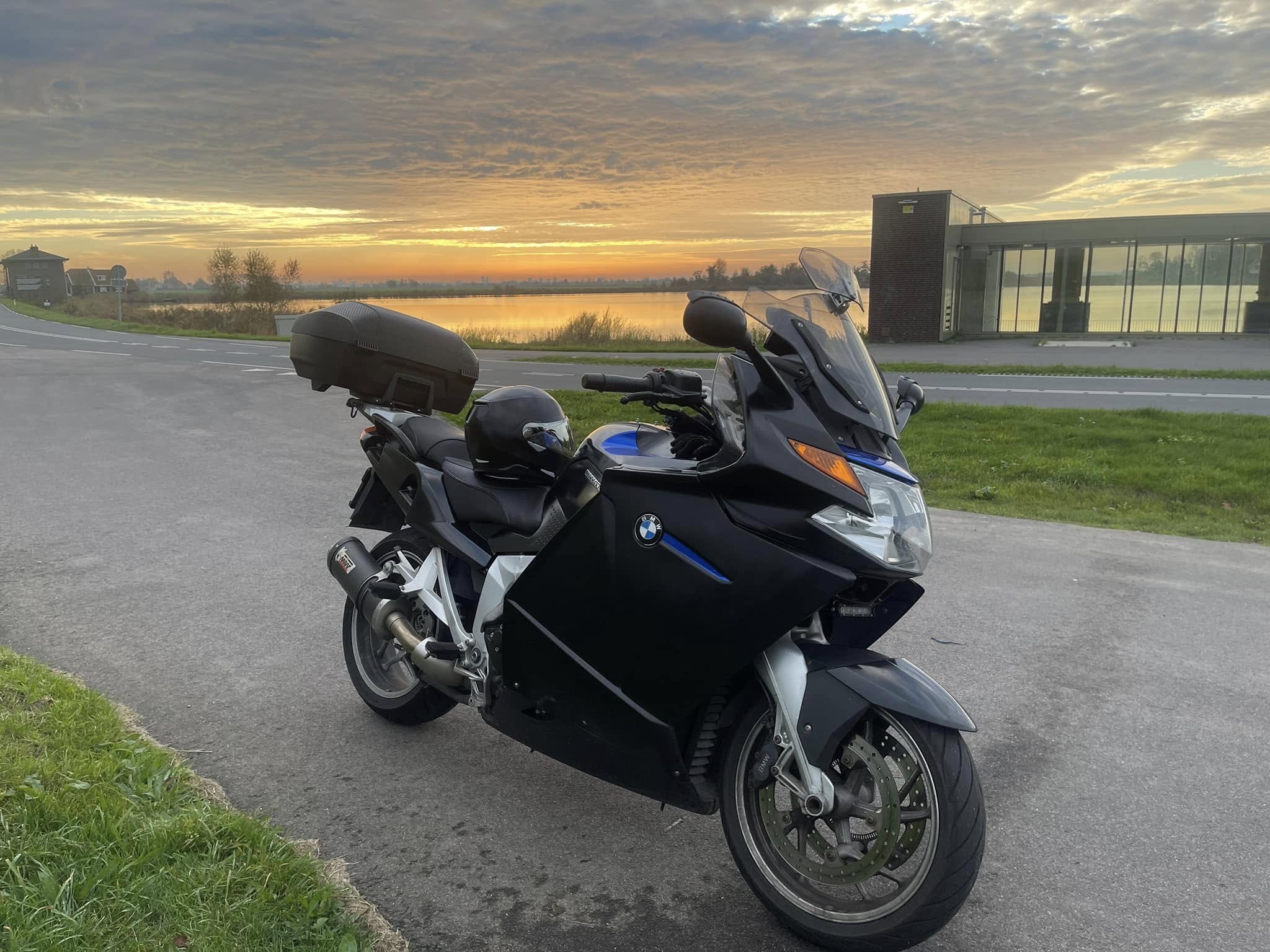 De GT bij zonsondergang