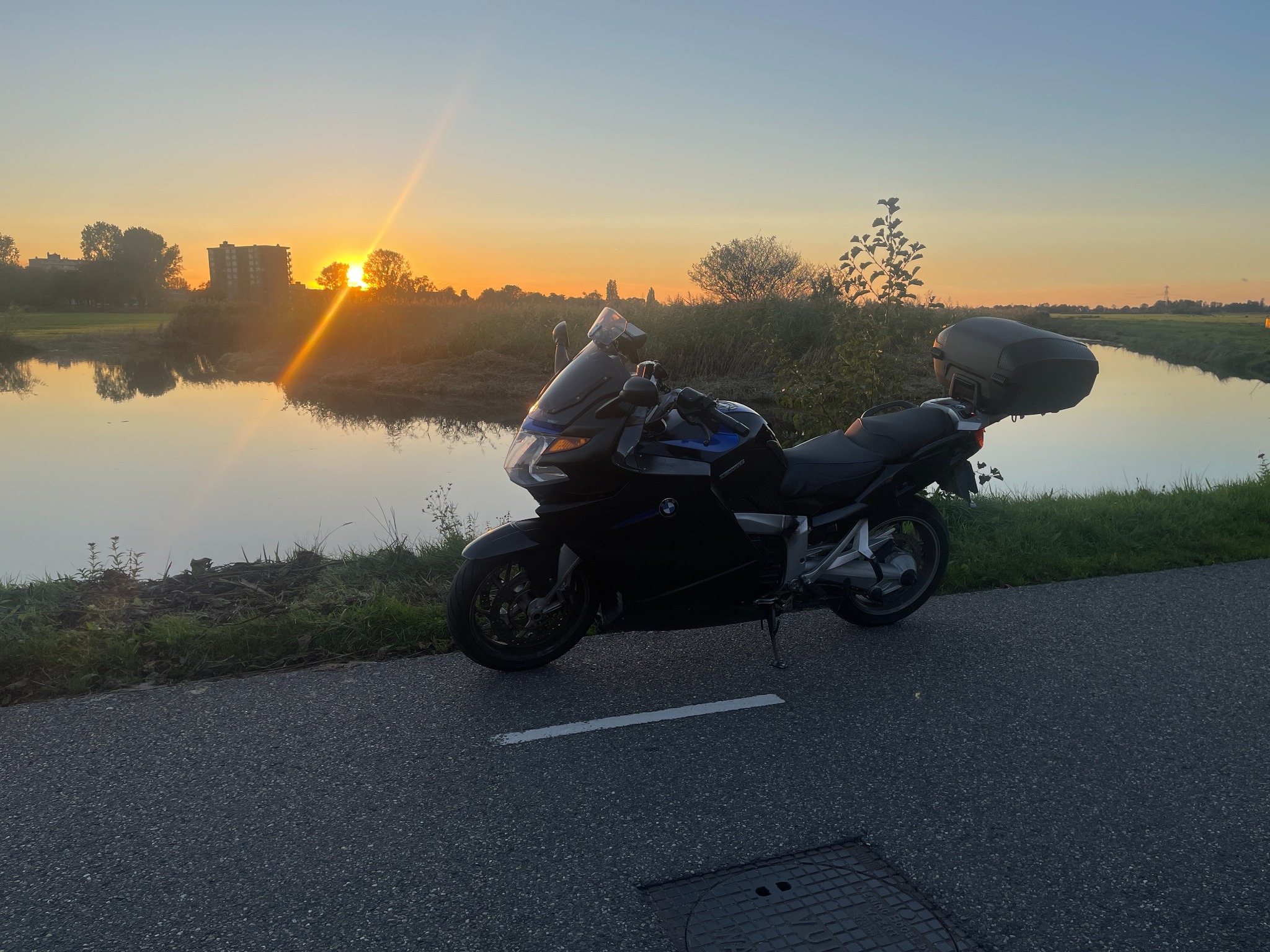 De GT aan het water bij zonsondergang